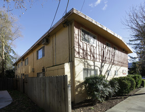 Redwood South Apartments in Woodland, CA - Building Photo - Building Photo