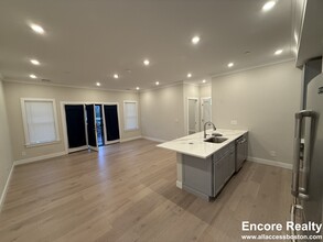 39 Cummins Hwy, Unit 32-5 in Boston, MA - Building Photo - Building Photo
