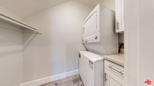 7051 White Oak Ave in Los Angeles, CA - Building Photo - Building Photo