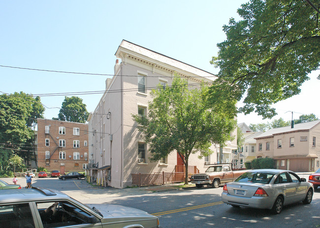 78-86 Academy St in Poughkeepsie, NY - Foto de edificio - Building Photo