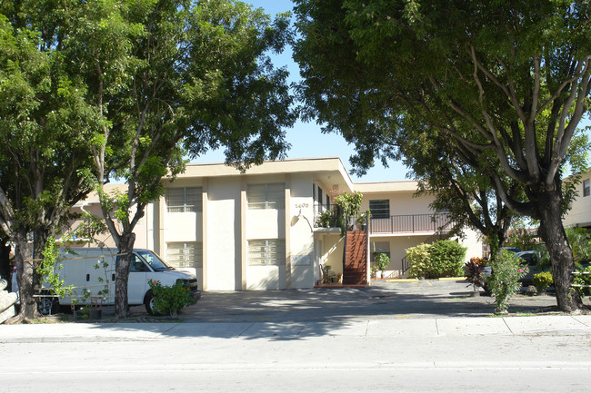 1415 W 41st St in Hialeah, FL - Foto de edificio - Building Photo