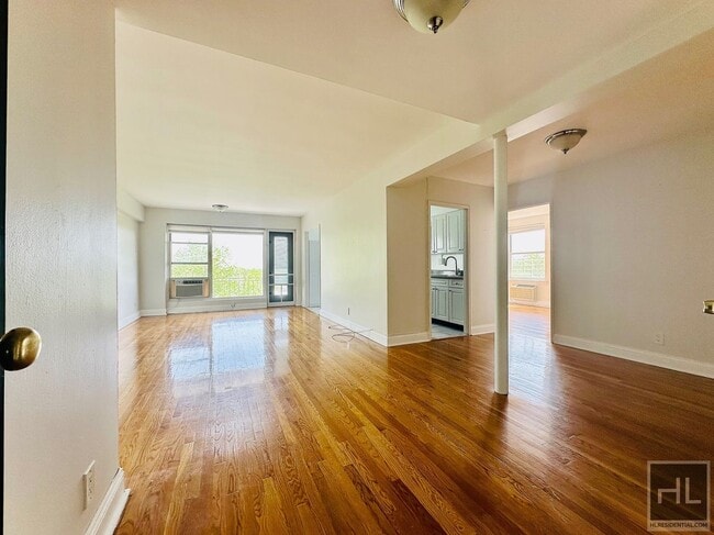 720 Pelham Rd in New Rochelle, NY - Building Photo - Building Photo