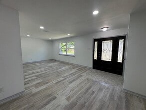 2535 Greenport Dr in Dallas, TX - Building Photo - Building Photo