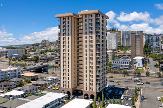 Coronet Apartments in Honolulu, HI - Building Photo - Building Photo