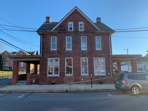 24 E Park St in Elizabethtown, PA - Foto de edificio - Building Photo