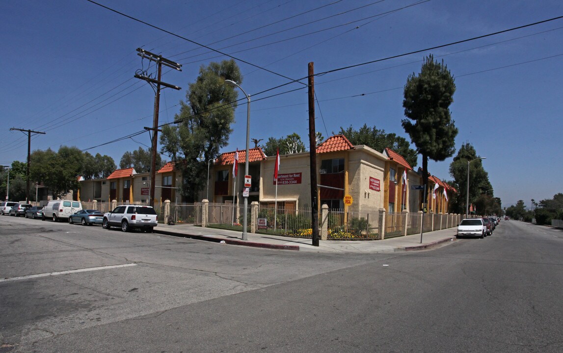 North Hills Village Apartments in San Fernando, CA - Foto de edificio