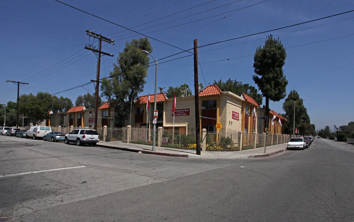 North Hills Village Apartments in San Fernando, CA - Building Photo