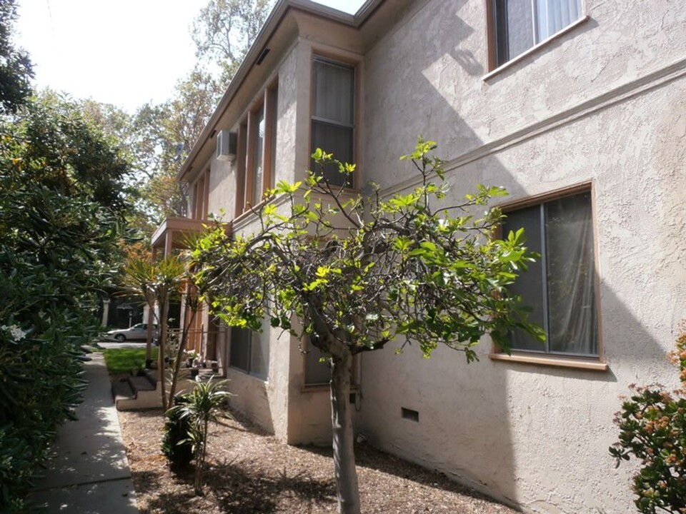 132 N Maple in Burbank, CA - Foto de edificio