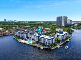 16558 NE 26th Ave, Unit 2A in North Miami Beach, FL - Building Photo