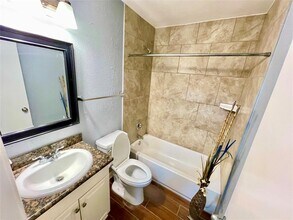 1102 Beecroft Dr in Sugar Land, TX - Building Photo - Building Photo