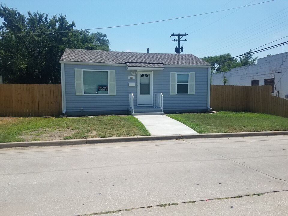 321 E Kinkaid St in Wichita, KS - Building Photo