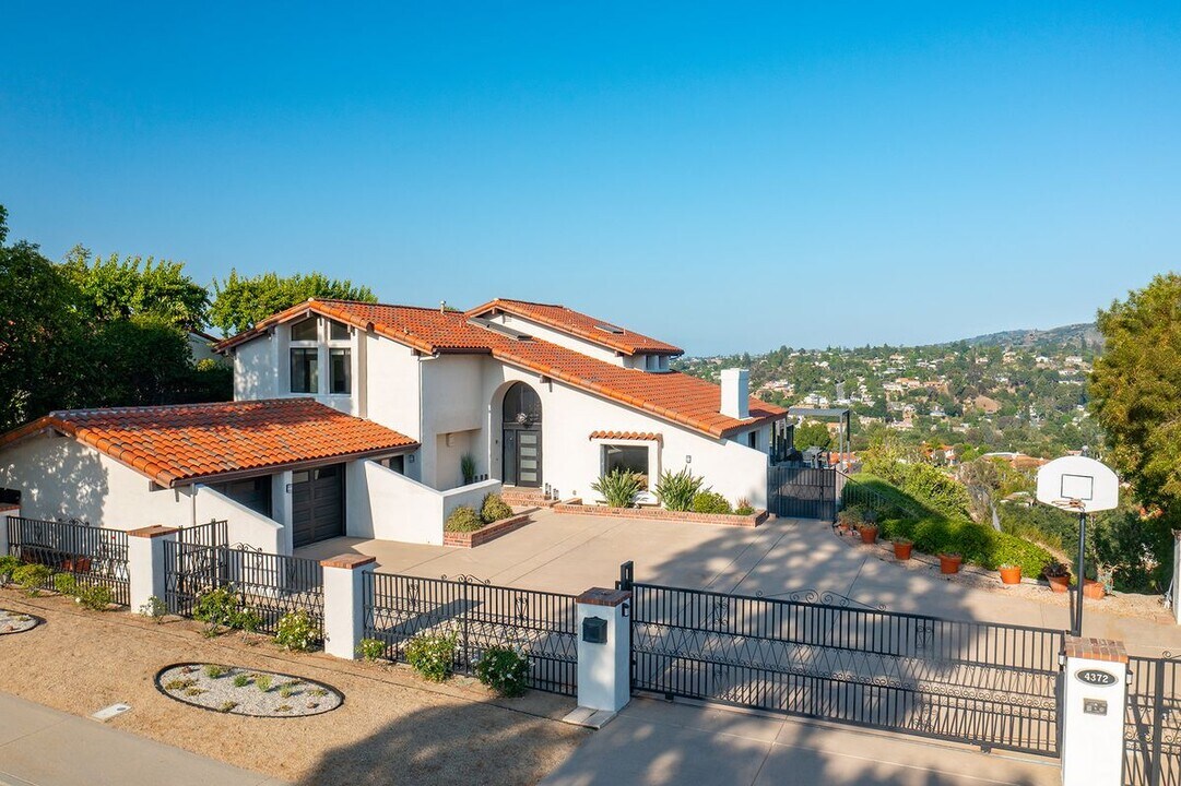4372 Park Vicente in Calabasas, CA - Building Photo
