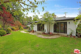 8049 Briar Summit Dr in Los Angeles, CA - Building Photo - Building Photo