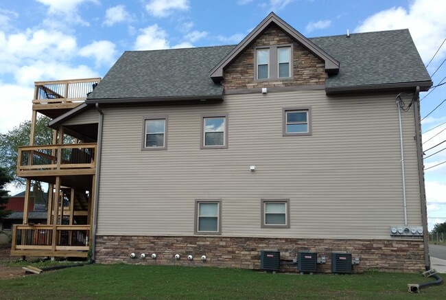 711 E 3rd St, Unit 2, Unit 2