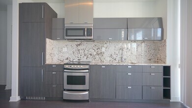 290-2290 Adelaide St W in Toronto, ON - Building Photo - Building Photo