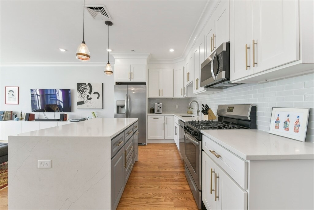 236 Lexington St in Boston, MA - Building Photo