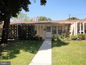 20 New Rd-Unit -6A in Kendall Park, NJ - Building Photo - Building Photo