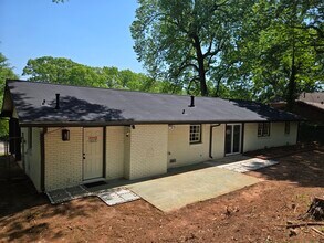 2401 Winshire Dr in Decatur, GA - Building Photo - Building Photo