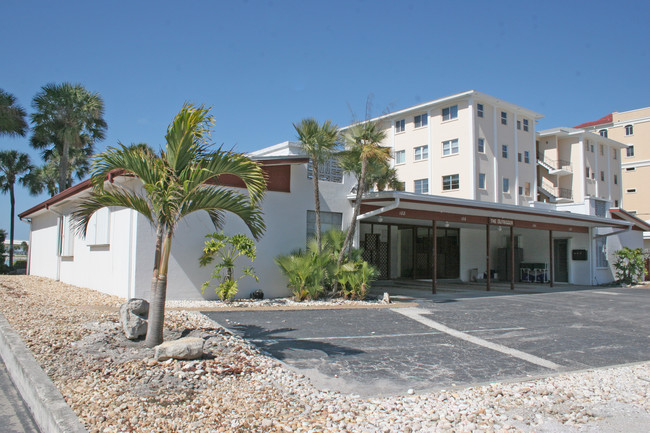 Golden Gate Point in Sarasota, FL - Foto de edificio - Building Photo