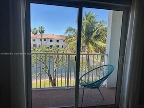 8960 NW 97th Ave, Unit 204 in Doral, FL - Foto de edificio - Building Photo