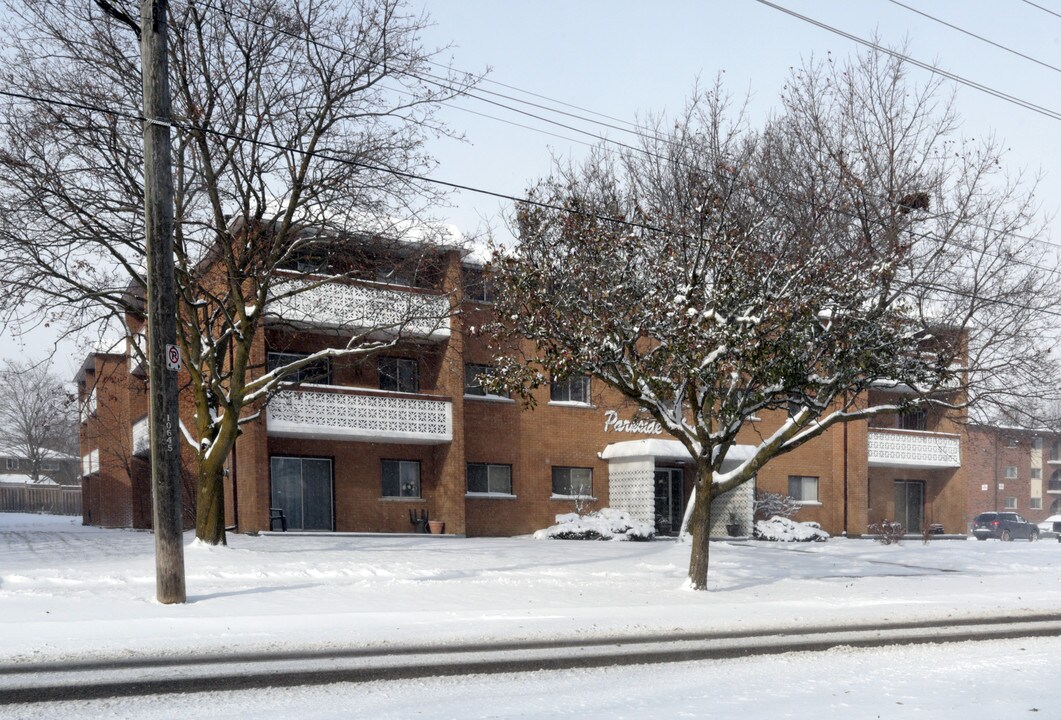 Parkside Manor in Waterloo, ON - Building Photo