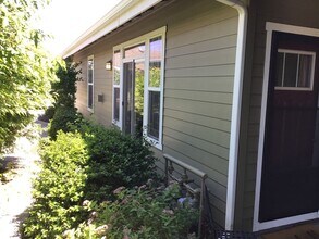1042 NE Rambling Ln in Bend, OR - Building Photo - Building Photo