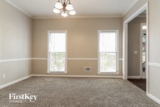 571 Hilton Ave in Lawrenceville, GA - Foto de edificio - Building Photo