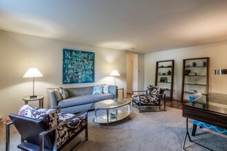 Thomas Wynne Apartments in Wynnewood, PA - Building Photo - Interior Photo