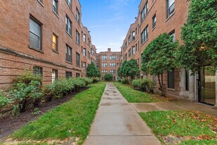1361 W Estes Ave in Chicago, IL - Building Photo