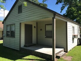 140 W. Darby in Bridge City, TX - Building Photo