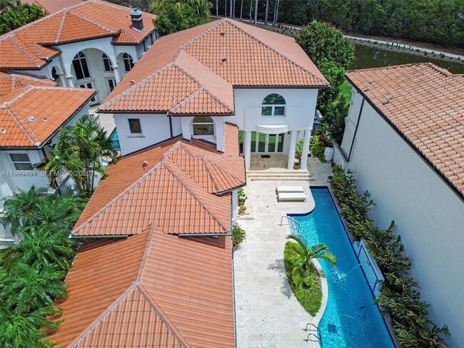 13689 Deering Bay Dr in Coral Gables, FL - Foto de edificio - Building Photo