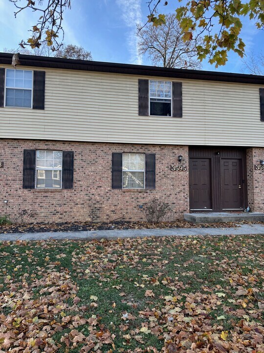 3593 Scarberry Dr in Hilliard, OH - Foto de edificio