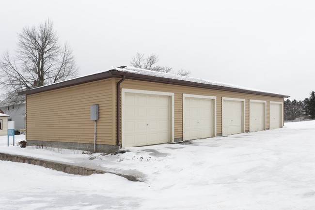 Roosevelt Center in Chisholm, MN - Foto de edificio - Building Photo