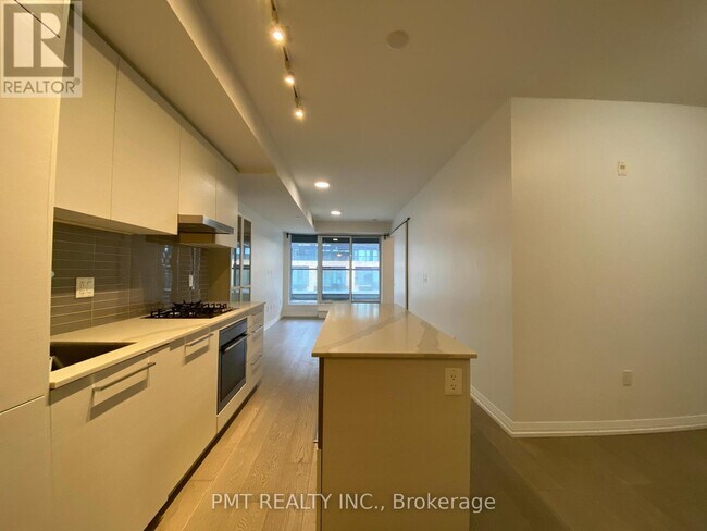 835 St Clair Ave W in Toronto, ON - Building Photo - Building Photo