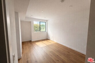 10867 Fruitland Dr in Los Angeles, CA - Building Photo - Building Photo