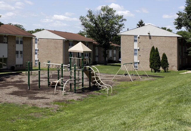 Top Of The Hill Apartments in Feasterville, PA - Foto de edificio - Building Photo
