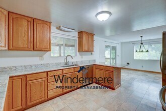 1179 SE O'leary St in Oak Harbor, WA - Building Photo - Building Photo