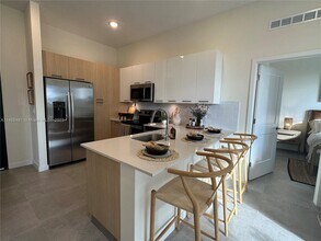 16395 Biscayne Blvd-Unit -313 in North Miami Beach, FL - Foto de edificio - Building Photo