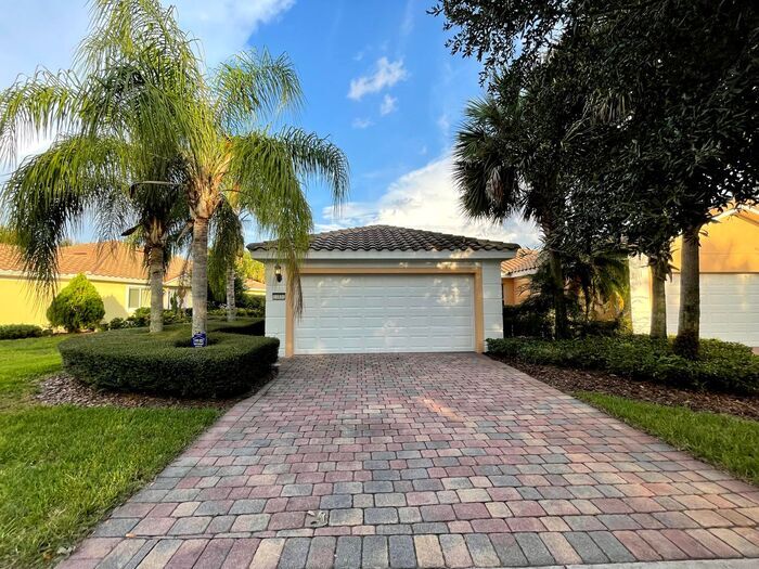 11831 Iselle Dr in Orlando, FL - Foto de edificio