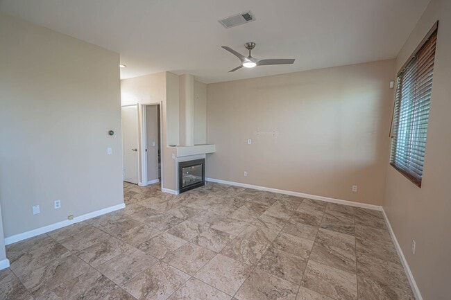 27909 Crown Ct Cir in Santa Clarita, CA - Building Photo - Building Photo