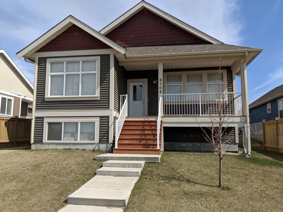 8704 17 St in Dawson Creek, BC - Building Photo