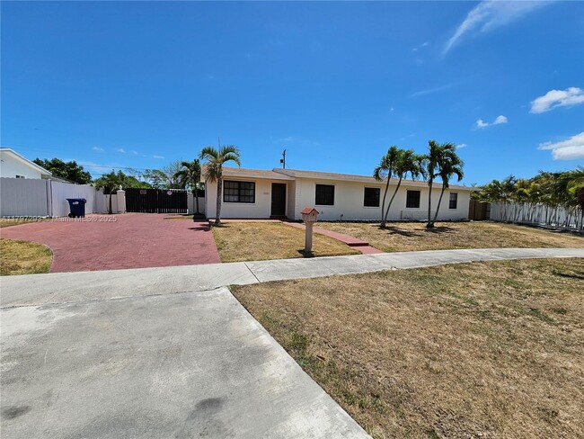 16321 SW 96th Ave in Cutler Bay, FL - Foto de edificio - Building Photo