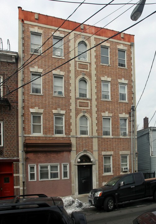 18 N Bond St in Mount Vernon, NY - Building Photo