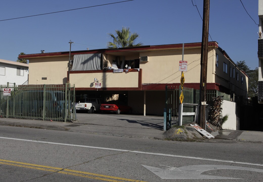 6958 Fulton Ave in North Hollywood, CA - Foto de edificio