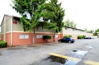 Willow Lake Apartments in Seatac, WA - Foto de edificio - Building Photo