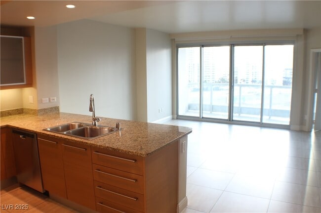 222 Karen Ave in Las Vegas, NV - Building Photo - Building Photo