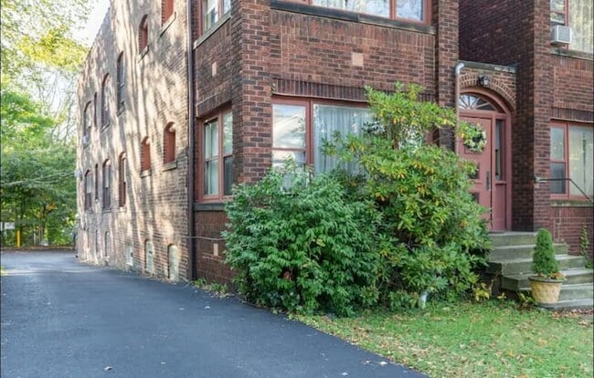 2284 Bellfield Ave, Unit Suite 3 in Cleveland Heights, OH - Building Photo - Building Photo