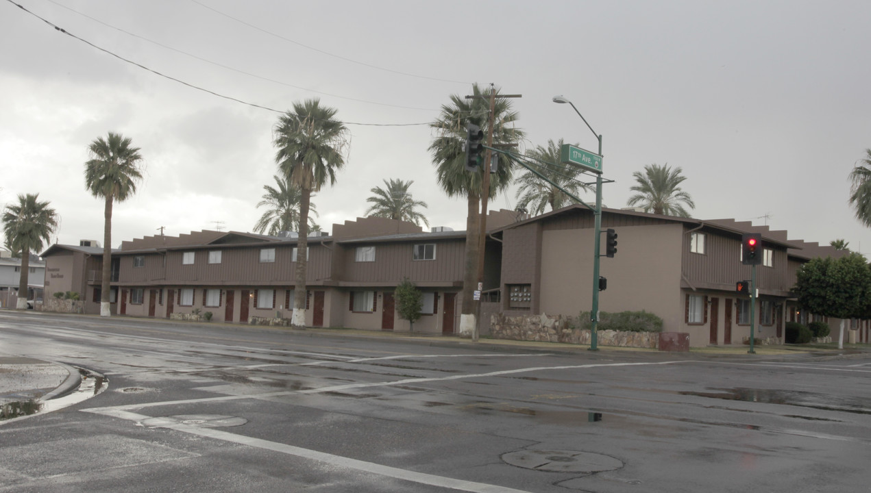 Phoenician Town Homes in Phoenix, AZ - Building Photo