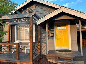 126 SW 4th St in Redmond, OR - Building Photo - Building Photo