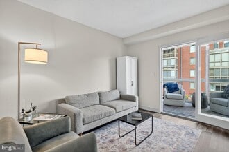 1050 N Taylor St in Arlington, VA - Building Photo - Building Photo